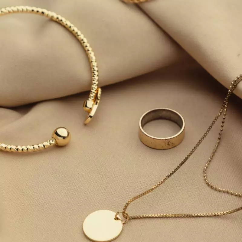 3. Memilih Material Cincin yang Tepat