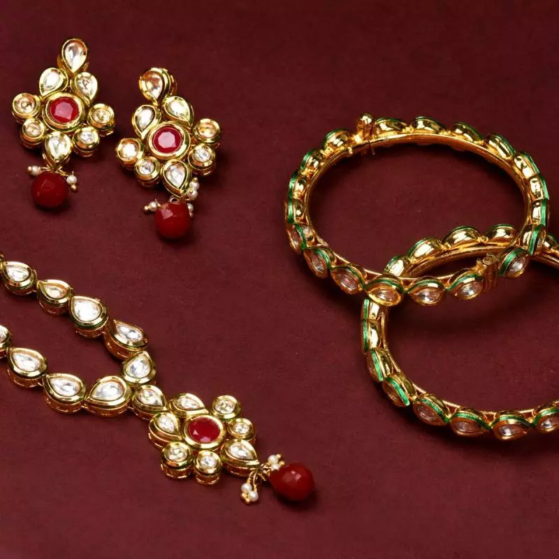 5. Set Perhiasan Berlian yang Serasi