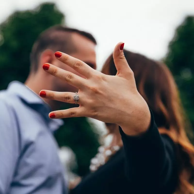 Model Cincin Tunangan yang Paling Populer untuk Pasangan