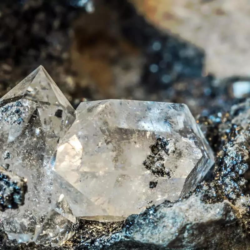 1. Berlian Alami (Natural Diamond)