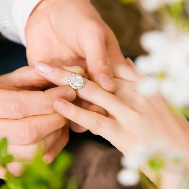 Apa Itu Cincin Tunangan?